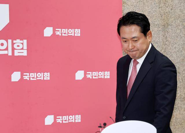 국민의힘 당권주자로 나선 장동혁 의원이 28일 서울 여의도 국회에서 더불어민주당의 상법 개정안 강행처리 관련 입장 발표 기자회견에 참석하고 있다. 뉴시스