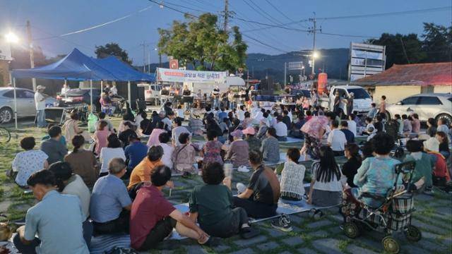 예천군 용문면번영회가 지난해 연 작은음악회에서 마을주민들이 공연을 즐기고 있다. 번영회 제공