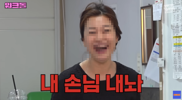 24일 유튜브 '워크돌'에 올라온 영상에서 서울 가리봉동의 한 휴대폰 대리점 관계자가 이곳을 방문한 경찰관을 향해 어색한 웃음을 짓고 있다. 누리꾼들은 이 매장에 대해 '불법 여권 보유자에게 휴대폰을 개통해 주는 곳 같다'는 의심을 제기하고 있다. 유튜브 '워크돌' 영상 캡처