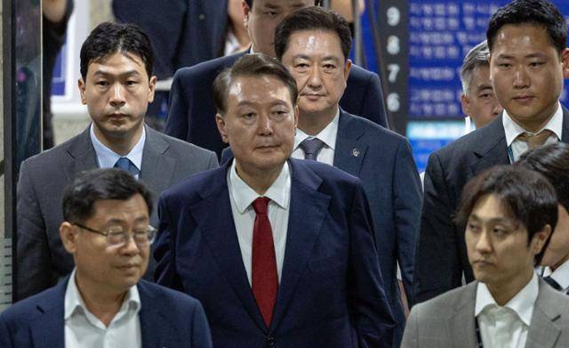 윤석열 전 대통령이 9일 서울 서초구 서울중앙지법에서 열린 2차 구속 전 피의자 심문(영장실질심사)을 마친 뒤 서울구치소로 향하고 있다. 사진공동취재단