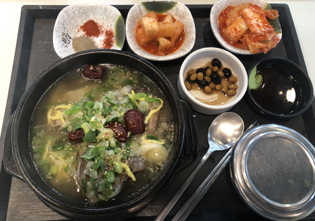 여행길에 강원 평창휴게소에서 갈비탕을 주문했다가 너무 부실해 먹을 수 없었다는 불만글에 함께 게시된 사진. 온라인 커뮤니티 캡처