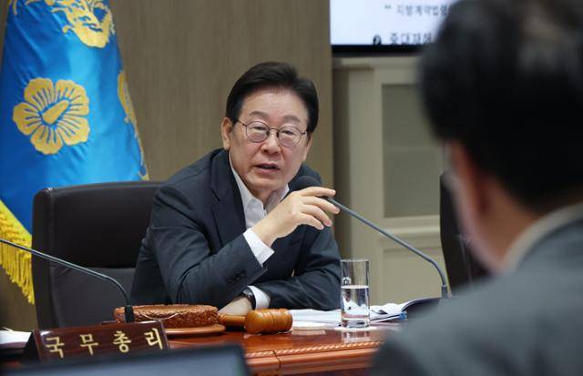 이재명 대통령이 29일 서울 용산 대통령실에서 열린 국무회의에서 김영훈 고용노동부 장관에게 산업재해 사망사고와 관련해 질문을 하고 있다. 왕태석 선임기자