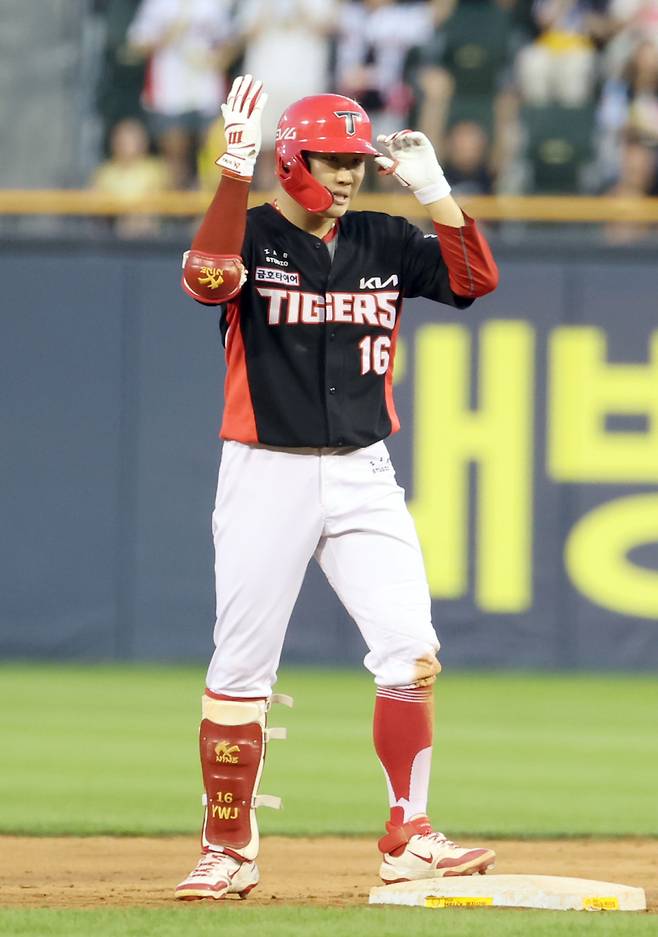 29일 오후 잠실야구장에서 열린 2025 프로야구 KIA와 LG 경기. KIA 최원준이 9회 1타점 2루타를 날리고 기뻐하고 있다. 잠실=정시종 기자 capa@edaily.co.kr /2025.06.29.