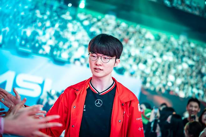 팬들과 인사를 나누는 이상혁. LCK 제공