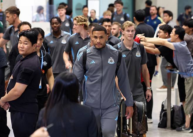 <yonhap photo-5798=""> 뉴캐슬 유나이티드, 입국 (영정도=연합뉴스) 윤동진 기자 = 잉글랜드 프리미어리그 뉴캐슬 유나이티드(잉글랜드)가 28일 인천국제공항 1터미널을 통해 입국하고 있다. 뉴캐슬은 30일 오후 8시 수원월드컵경기장에서 팀K리그와 친선경기를 치른다. 2025.7.28 mon@yna.co.kr/2025-07-28 21:37:23/ <저작권자 ⓒ 1980-2025 ㈜연합뉴스. 무단 전재 재배포 금지, AI 학습 및 활용 금지></yonhap>