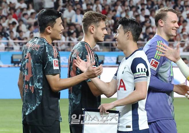 잉글랜드 프리미어리그(EPL) 토트넘 홋스퍼와 독일 분데스리가 바이에른 뮌헨의 2024쿠팡플레이시리즈 2차전이 3일 오후 서울 마포구 서울월드컵경기장에서 열렸다. 경기 전 김민재와 손흥민이 반갑게 인사하고 있다. 상암=김민규 기자 mgkim1@edaily.co.kr /2024.08.03/
