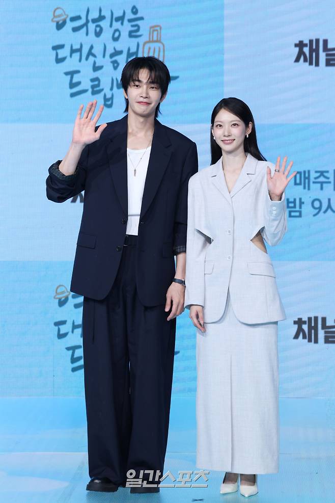 배우 김재영, 공승연이 29일 오후 서울 마포구 쇼킹케이팝센터에서 열린 채널A 토일드라마 '여행을 대신해 드립니다' 제작발표회에 참석해 포토타임을 갖고 있다. '여행을 대신해 드립니다'는 인생에서 한 번도 센터였던 적 없는 아이돌 출신 여행 리포터가 의뢰받은 여행들을 대신해 주며 진정한 성공과 삶의 의미를 깨달아 가는 과정을 그린 본격 힐링 트립 감성 드라마. 오는 8월 2일 밤 9시 20분 첫 방송. 서병수 기자 qudtn@edaily.co.kr /2025.07.29/