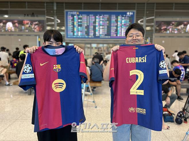 FC바르셀로나 팬 김민혁(왼쪽) 씨와 김병옥 씨. 사진=IS 포토