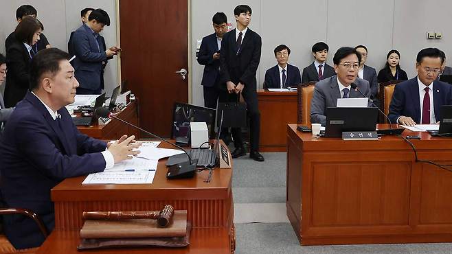 발언하는 김병기 운영위원장