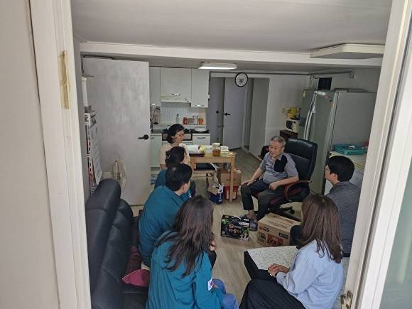29일 대구시 관계자들이 폭염 취약 독거노인 가정을 직접 방문 안부를 살피고 있다 [사진=대구시]