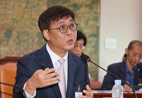 최휘영 문화체육관광부 장관 후보자가 29일 서울 여의도 국회 문화체육관광위원회에서 열린 인사청문회에서 위원 질의에 답하고 있다. [사진=연합뉴스]