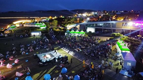 지난 2024년 전남 무안군에서 개최된 무안황토갯벌축제의 주무대가 관광객들의 인파로 가득차 있다. [사진=무안군]