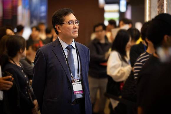 알버트 리 킹카그룹 대표이사가 지난 25일 '2025 서울 바앤스피릿쇼'에 방문해 부스들을 둘러보고 있다. [사진=골든블루 인터내셔널]