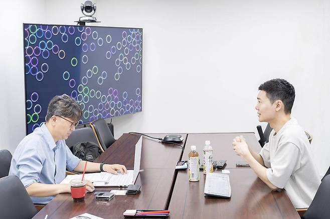 에듀 핀테크 기업 키라앤컴퍼니의 멘토링 현장. 왼쪽부터 박원규 콜라이더 대표, 박혁 키라앤컴퍼니 대표 / 출처=IT동아