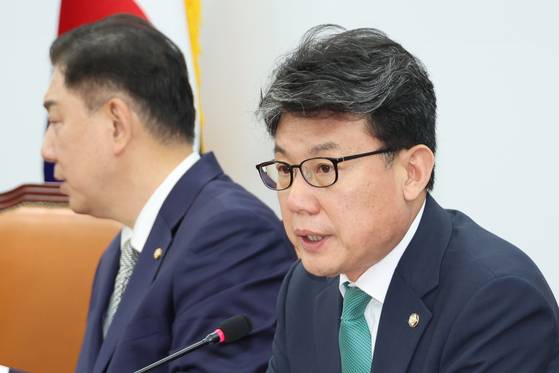 더불어민주당 진성준 정책위의장이 17일 서울 여의도 국회에서 열린 정책조정회의에서 발언하고 있다. 연합뉴스