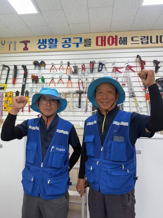 울산 동구 화정동 마을지킴이들이 화이팅을 외치며 힘차게 하루를 시작하고 있다. 사진 좌측부터 김창식, 이항규씨다. 김윤호 기자