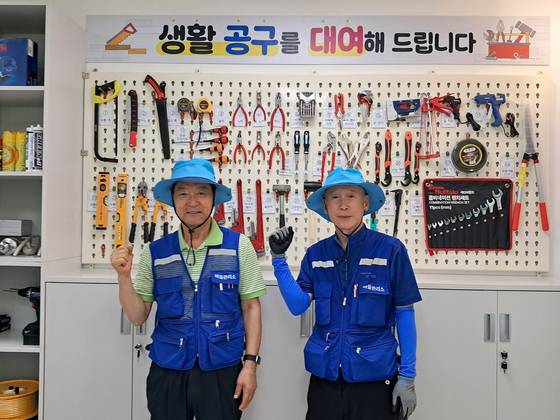 울산 동구 남목동 마을지킴이들이 화이팅을 외치며 힘차게 하루를 시작하고 있다. 사진 좌측부터 김지철, 김기환씨다. 사진 울산 동구