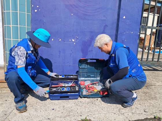 마을지킴이들이 공구가방을 점검하고 있다. 사진 울산 동구