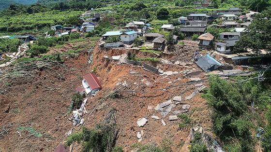 마을 지반이 내려앉은 경남 산청군 생비량면 상능마을 모습. 지난 19일 극한호우에 따른 산사태로 지반이 침하, 마을 주택과 도로가 붕괴돼 흙 속에 묻힌 상태다. 사진 산청군