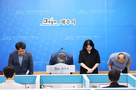 사과문을 발표한 김완근(왼쪽 두번째) 제주시장. 사진 제주시