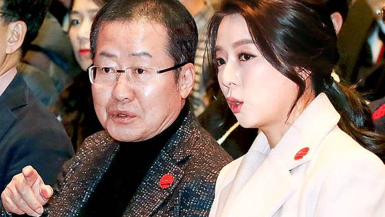 2018년 당시 홍준표 자유한국당 대표와 배현진 대변인이 보수 진영 싱크탱크 ‘프리덤코리아포럼’ 창립식에 참석해 대화하는 모습. 뉴스1