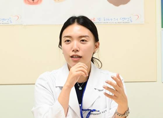 지난 11일 마포대교에서 자살 시도자를 구한 한양대병원 생명사랑위기대응센터 소속 정선아 사회복지사. 사진 한양대병원