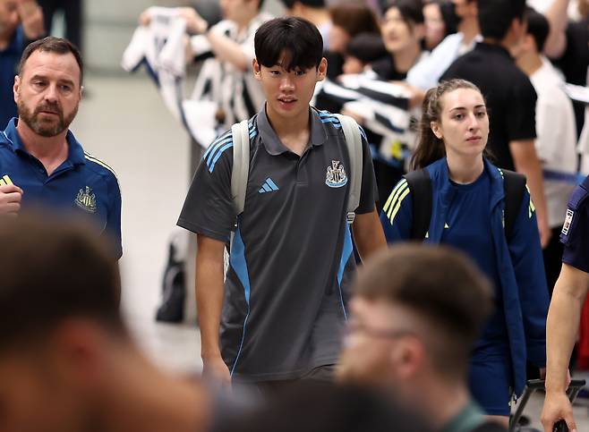 뉴캐슬 유나이티드 박승수가 28일 인천국제공항 1터미널을 통해 귀국하고 있다. 뉴캐슬은 30일 오후 8시 수원월드컵경기장에서 팀K리그와 친선경기를 치른다. [연합뉴스]