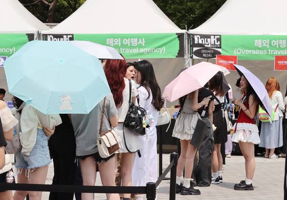 지난 6월 19일 서울 송파구 올림픽공원 케이스포돔에서 열리는 2025 마이케이 페스타(MyK FESTA) 케이팝 콘서트를 찾은 외국인들이 입장권을 받기 위해 줄을 서 있다. 연합뉴스