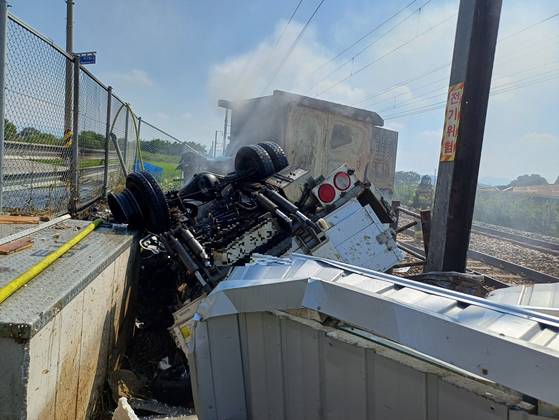 29일 오전 9시 44분쯤 충남 논산시 부적면 호남선 논산~연산 구간 철도건널목에서 열차와 화물차 간 접촉 사고가 발생했다. 연합뉴스