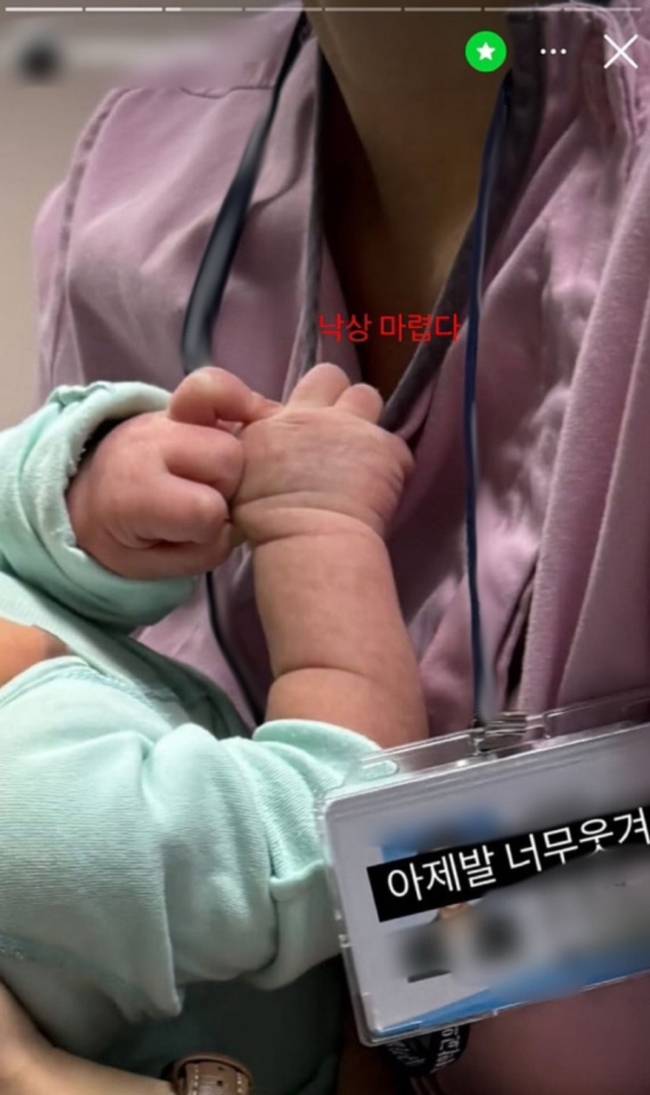 ▲ 대구의 한 상급종합병원 신생아 중환자실에서 근무하던 간호사가 입원 중인 아기를 자기 무릎에 앉히거나 끌어안은 사진을 찍고 “낙상 마렵다(낙상시키고 싶다)”는 등의 문구를 적어 SNS에 게재해 논란을 빚고 있다. 온라인 커뮤니티 캡처