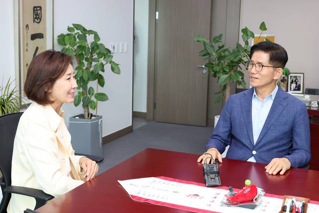 ▲ 국민의힘 8·22 전당대회 당 대표 선거에 나선 김문수 전 고용노동부 장관이 29일 서울 여의도 국회 의원회관에서 나경원 의원과 만나 대화하고 있다. 연합뉴스