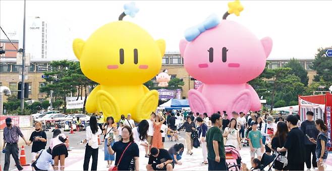 지난해 대전역~옛 충남도청 구간 중앙로와 인근 원도심 상권에서 열린 ‘2024 대전 0시 축제’에 참여한 관광객들이 즐거운 한때를 보내고 있다.  대전시 제공