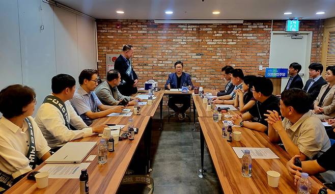 목동 재건축 연합회와 황희 의원이 ICAO 고도제한 개정안의 영향에 대해 논의하고 있다. 사진=목재련