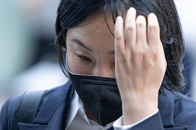 김건희 여사의 '문고리 3인방 중 한 명으로 지목된 유경옥 전 행정관이 25일 오전 서울 종로구에 마련된 김건희 특검팀(특별검사 민중기) 사무실로 조사를 받기 위해 출석하고 있다. 유 전 행정관은 통일교 측이 김 여사 선물 명목으로 전 씨에게 건넨 샤넬 백을 직접 받아서 다른 제품과 신발로 교환한 인물로 알려졌다. 사진=뉴스1