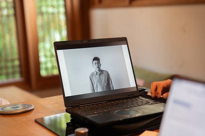 <야생의 실종>의 주인공 이노세 료타. 저자 이노세 고헤이 교수는 인터뷰 중 "이번 방한에 형 료타와 동행하지 못해 아쉽다"며 노트북을 열고 형의 사진을 보여줬다. 김영사 제공