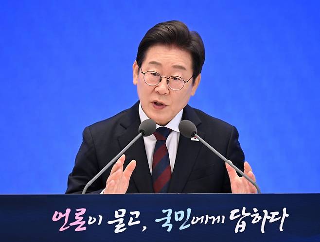 이재명 대통령이 3일 청와대 영빈관에서 열린 취임 첫 공식 기자회견 '대통령의 30일, 언론이 묻고 국민에게 답하다'에서 취재진의 질문을 듣고 있다. / 사진=대통령실사진기자단