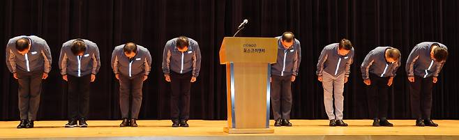 정희민 포스코이앤씨 사장(왼쪽에서 네번째)이 29일 인천 송도 본사에서 연이은 시공현장 사망사고에 ‘모든 현장작업을 무기한 중단한다’는 사과문 발표에 앞서 임직원들과 함께 고개 숙여 사과하고 있다. 연합뉴스