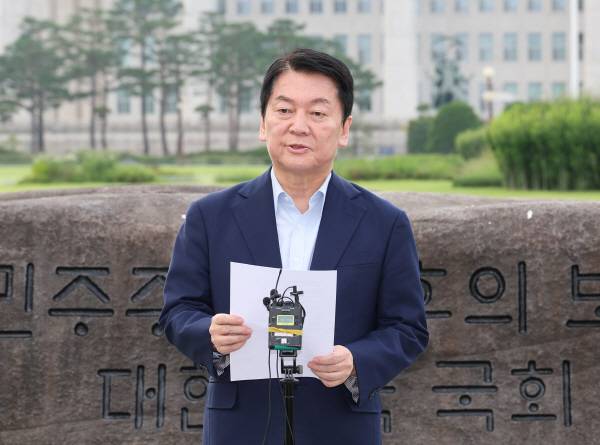 국민의힘 안철수 의원이 29일 서울 여의도 국회 상징석 앞에서 당대표 선거 출마 선언, 내란 특검 관련 기자회견을 하고 있다. 연합뉴스