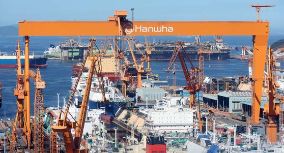A large crane stands at Hanwha Ocean’s headquarters in Geoje, South Gyeongsang, on July 28, four days ahead of the deadline for Korea-U.S. tariff negotiations. [YONHAP]