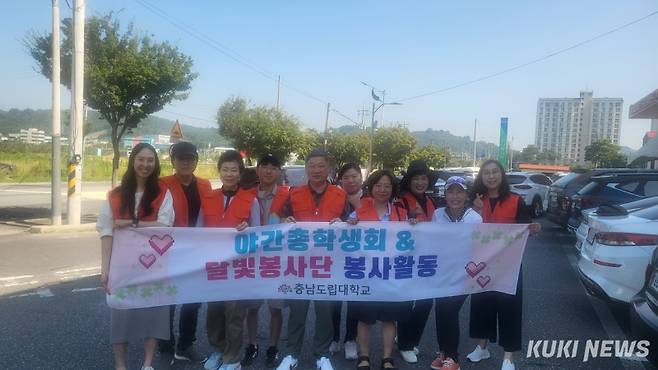 충남도립대학교 자치행정학과 봉사동아리 ‘달빛 봉사단’이 지난 25일 청양군 일대에서 지역사회 환경정화 활동의 일환으로 플로깅(plogging)을 실시했다.&nbsp;