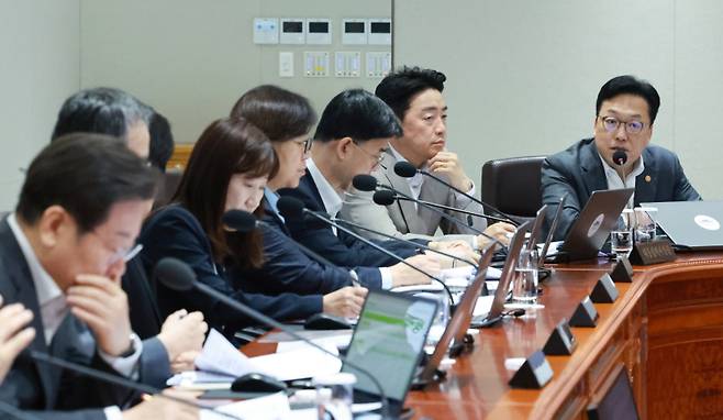 김병환 금융위원장이 29일 서울 용산 대통령실 청사에서 이재명 대통령 주재로 열린 국무회의에서 국무위원들과 중대재해 근절대책 토론을 하며 발언하고 있다. 연합뉴스