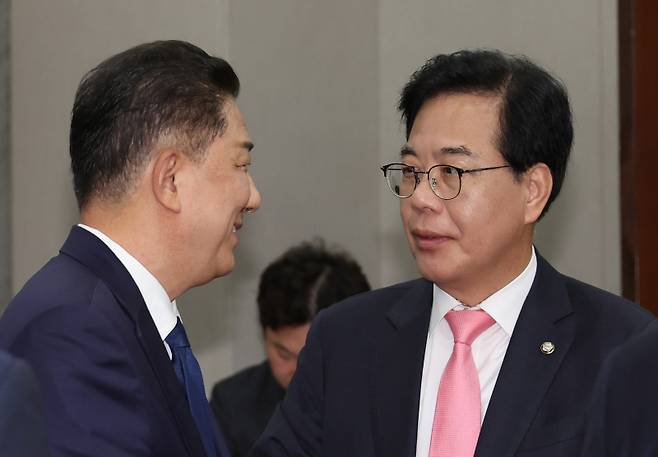 29일 국회 운영위원회 전체회의 종료 후 김병기 더불어민주당&nbsp;당대표 직무대행 겸 원내대표(왼쪽)와 송언석 국민의힘 비상대책위원장 겸 원내대표가 대화하고 있다. 연합뉴스