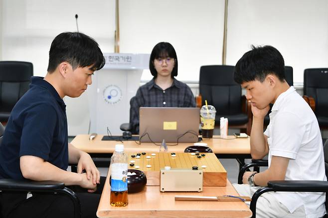 신민준 9단(왼쪽)이 김승진 6단을 제압하고 국수산맥 세계프로최강전 본선에 올랐다. 한국기원 제공