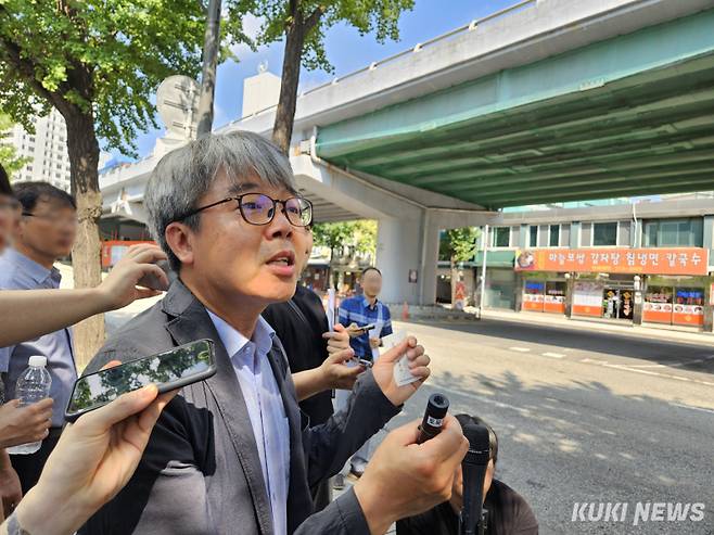 29일 오전 안대희 서울시 도시기반시설본부장이 서소문로 철거공사 현장을 설명하고 있다. 서지영 기자