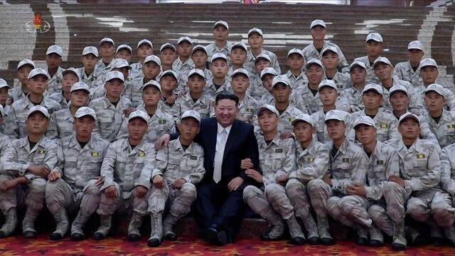 김정은 북한 국무위원장이 지난 26일 조국해방전쟁승리 72주년 경축행사에 특별 초청된 인민군 장병들과 기념사진을 촬영했다고 조선중앙TV가 28일 보도했다. 김여정 노동당 부부장은 이날 담화를 통해 한·미 연합훈련을 비판하며 “어떤 제안이 나오든 한국과 마주 앉을 일이 없다”고 밝혔다. 연합뉴스