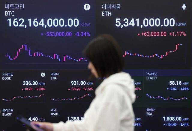 지난 27일(현지시간) 타결된 미국과 유럽연합(EU)의 무역 협정에 힘입어 비트코인 거래 가격이 28일 1BTC(비트코인 단위)당 1억6200만원대를 회복했다. 사진은 이날 서울 강남구 업비트 고객센터 시황판에 비트코인 가격이 표시된 모습. 뉴시스