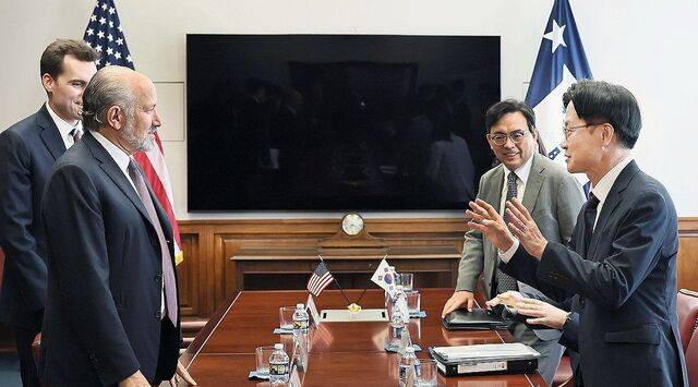 김정관 산업통상자원부 장관이 지난 24일(현지시간) 미국 워싱턴 DC 상무부 회의실에서 하워드 러트닉 상무부 장관과 면담을 갖고, 한미 관세 협상 진전과 산업 분야 협력 강화방안을 논의하고 있다. 산업통상자원부 제공
