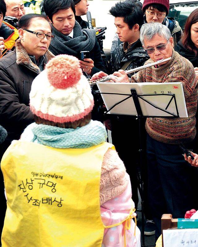 2012년 서울 종로구 일본대사관 인근 평화의 소녀상 앞에서 사죄의 의미를 담아 플루트로 홍난파 가곡 ‘봉선화’를 연주하는 모습. 국민일보DB