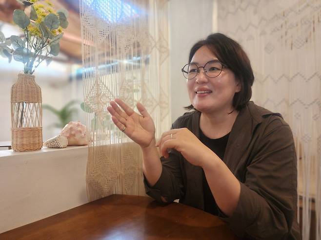 그림 '숨' 작가 김희정 사모가 지난 25일 충북 예산군의 한 카페에서 자신의 작품에 대해 설명하고 있다.