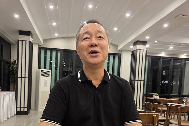 김항철 선교사가 지난 25일 국민일보와 캄보디아 캄폿 한 카페에서 국민일보와 인터뷰하고 있다.